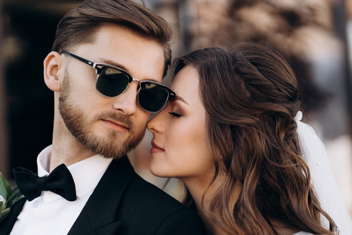 Hochzeitsplanung Rhön Fulda Frankfurt Tirol Brautpaar mit Sonnenbrillen