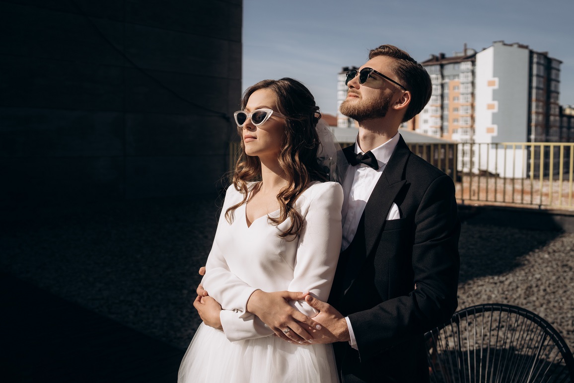 Hochzeitsplanung Rhön Fulda Frankfurt Tirol Brautpaar mit Sonnenbrillen