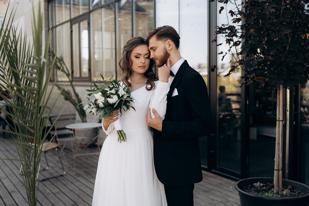 Hochzeitsplanung Rhön Fulda Frankfurt Tirol Brautpaar mit Brautstrauß