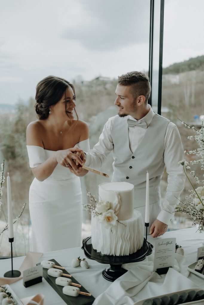 Brautpaar schneidet Hochzeitstorte an