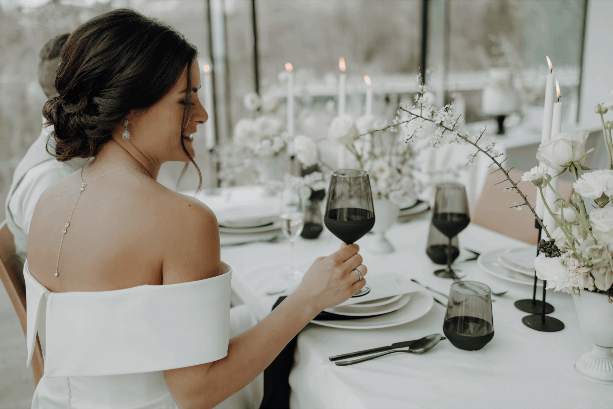 Brautpaar am gedeckten Tisch während der Hochzeitsfeier