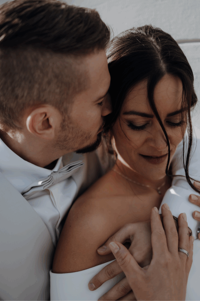 Entspannte Momente auf der Hochzeit zwischen Braut und Bräutigam