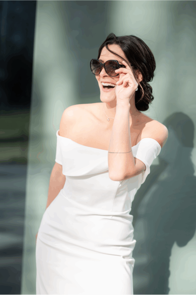 Hochzeitsplanung für exklusive Alpenhochzeit, Braut lacht mit Sonnenbrille