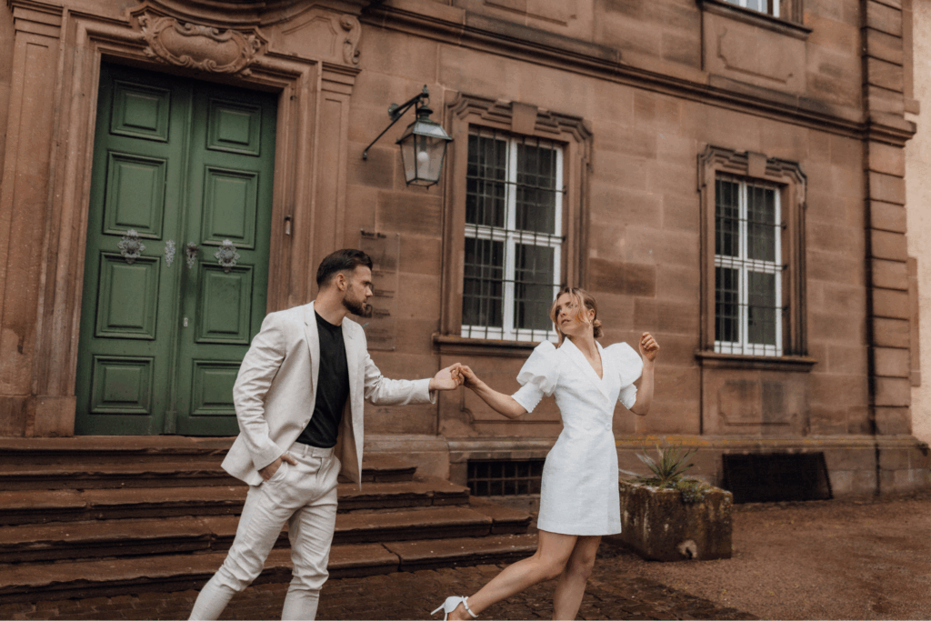 Brautpaar vor einem historischen Gebäude in Fulda