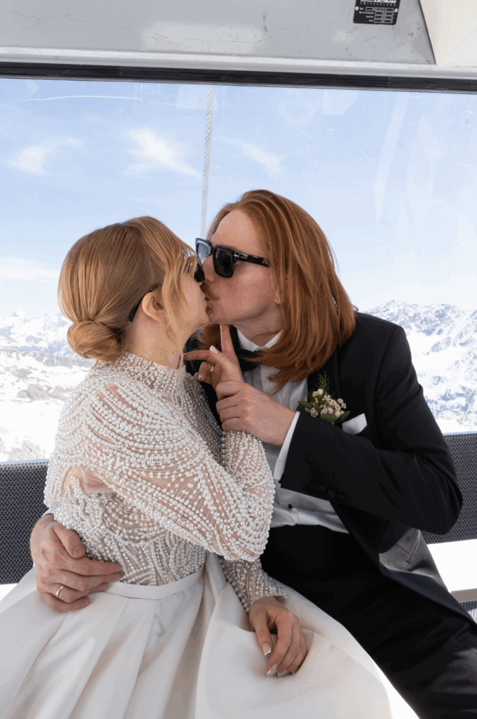 Brautpaar küsst sich in Gondel