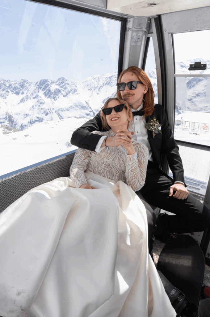 Braut und Bräutigam sitzen in der Gondel