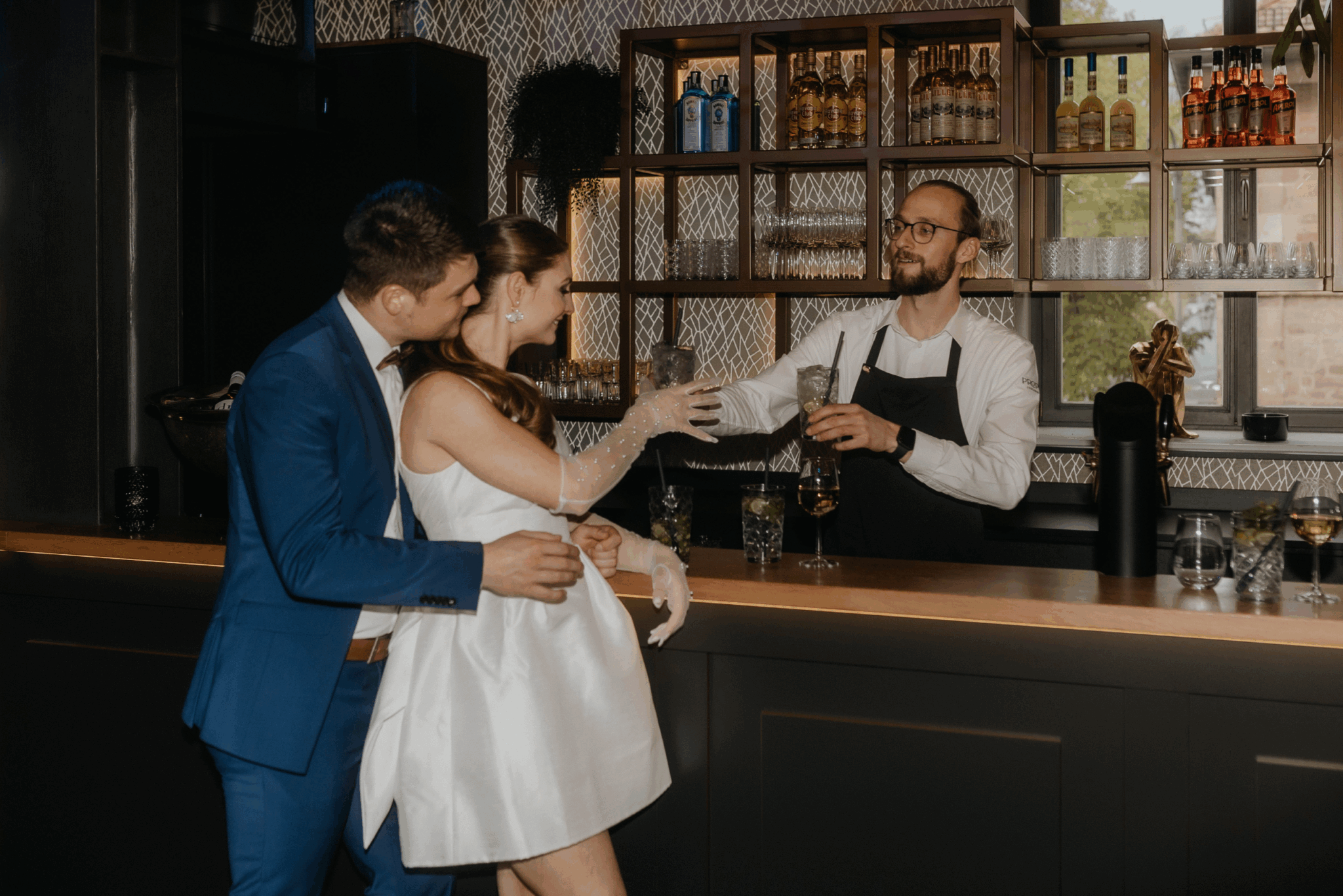 Elegantes Brautpaar genießt Cocktails an stilvoll dekorierter Bar im Rhein-Main-Gebiet
