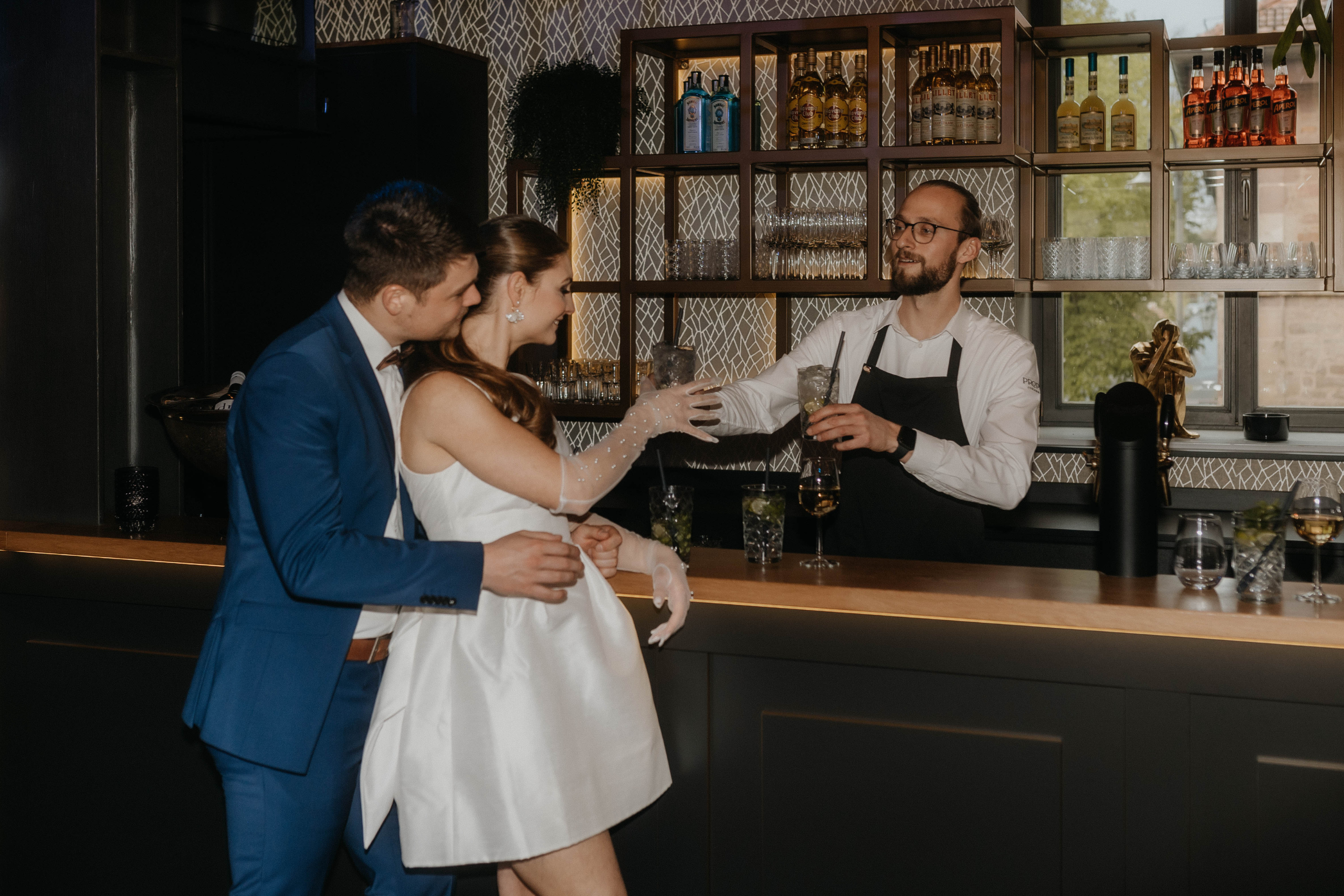 Elegantes Brautpaar genießt Cocktails an stilvoll dekorierter Bar im Rhein-Main-Gebiet