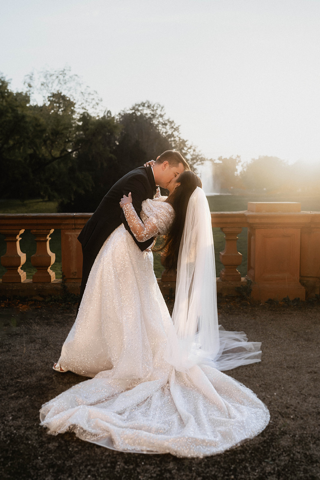 Brautpaar küsst sich bei Sonnenuntergang nähe dem Taunus