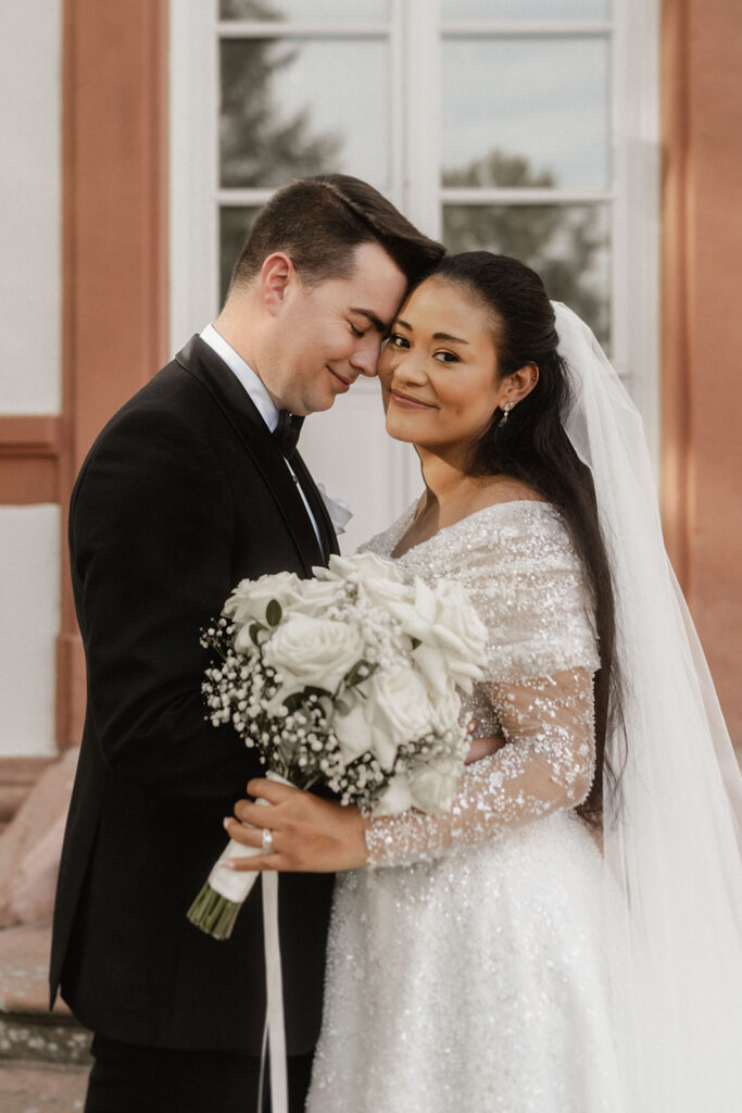 Wedding couple posiert vor einem Schloss in Hessen