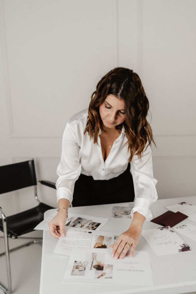 Planer erstellt Designkonzept das in den Hochzeitsplaner Kosten enthalten ist