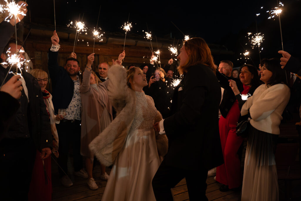 Brautpaar feiert nach Hochzeitsplanung Frankfurt