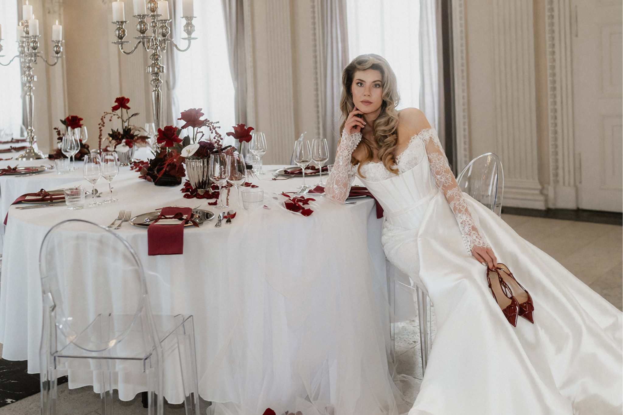Braut vor elegant dekoriertem Hochzeitstischsetting