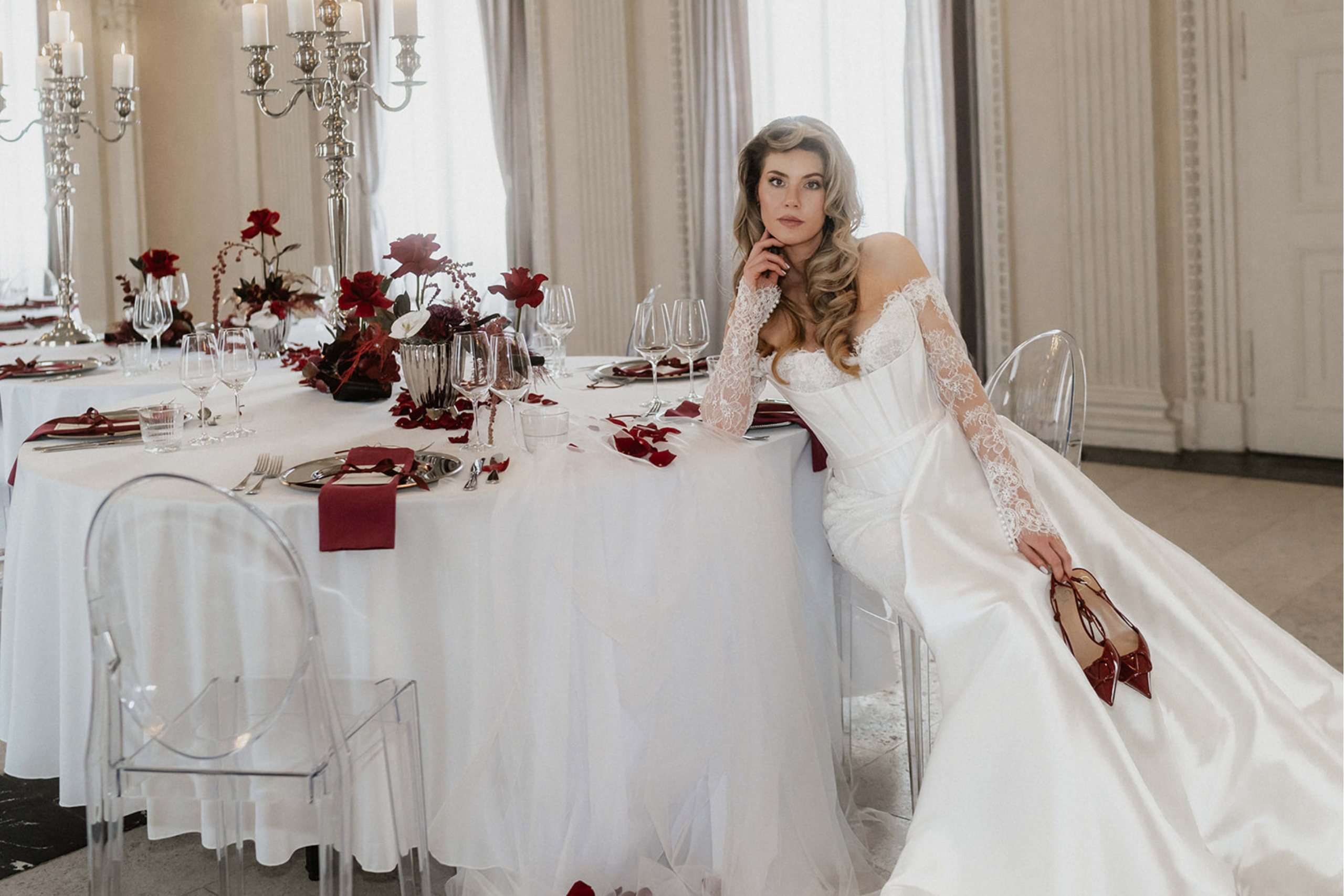 Braut vor elegant dekoriertem Hochzeitstischsetting