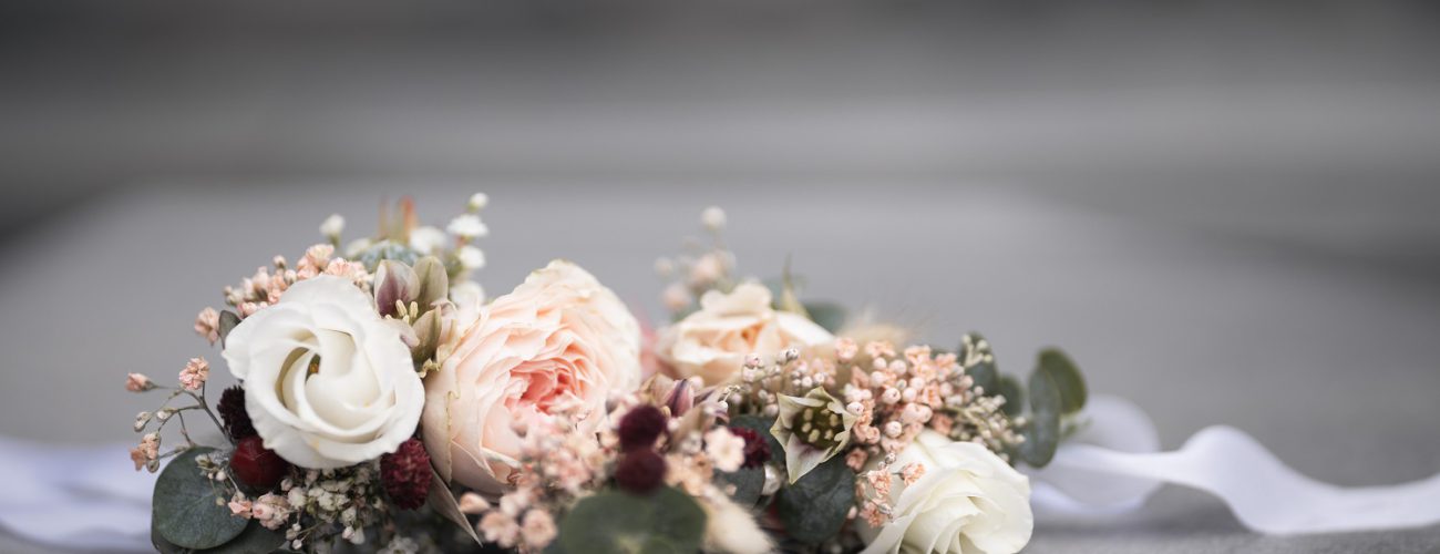 Hochzeitstrends 2024: Blumen, Deko & Farben im Fokus